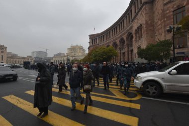 Türk azerbaijani teröristlerinin 10 Aralık 2020 'de Artsakh Cumhuriyeti' nin barışçıl sakinlerine karşı yürüttüğü saldırının ardından Erivan 'da hükümet ve pashinan karşıtı protestolar düzenlendi.