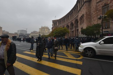 Türk azerbaijani teröristlerinin 10 Aralık 2020 'de Artsakh Cumhuriyeti' nin barışçıl sakinlerine karşı yürüttüğü saldırının ardından Erivan 'da hükümet ve pashinan karşıtı protestolar düzenlendi.