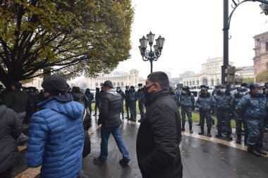 Türk azerbaijani teröristlerinin 10 Aralık 2020 'de Artsakh Cumhuriyeti' nin barışçıl sakinlerine karşı yürüttüğü saldırının ardından Erivan 'da hükümet ve pashinan karşıtı protestolar düzenlendi.