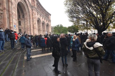 Türk azerbaijani teröristlerinin 10 Aralık 2020 'de Artsakh Cumhuriyeti' nin barışçıl sakinlerine karşı yürüttüğü saldırının ardından Erivan 'da hükümet ve pashinan karşıtı protestolar düzenlendi.