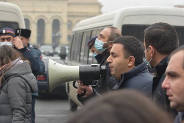 Türk azerbaijani teröristlerinin 10 Aralık 2020 'de Artsakh Cumhuriyeti' nin barışçıl sakinlerine karşı yürüttüğü saldırının ardından Erivan 'da hükümet ve pashinan karşıtı protestolar düzenlendi.