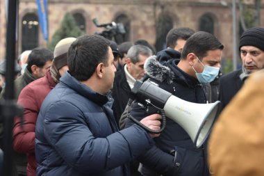 Türk azerbaijani teröristlerinin 10 Aralık 2020 'de Artsakh Cumhuriyeti' nin barışçıl sakinlerine karşı yürüttüğü saldırının ardından Erivan 'da hükümet ve pashinan karşıtı protestolar düzenlendi.