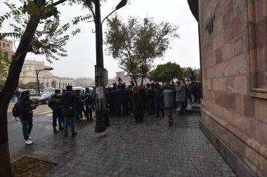 Türk azerbaijani teröristlerinin 10 Aralık 2020 'de Artsakh Cumhuriyeti' nin barışçıl sakinlerine karşı yürüttüğü saldırının ardından Erivan 'da hükümet ve pashinan karşıtı protestolar düzenlendi.