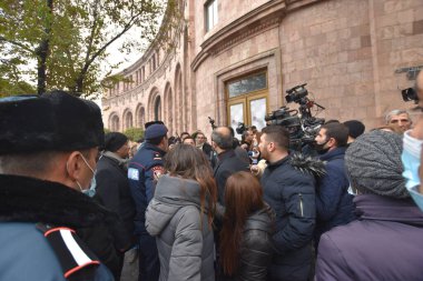 Türk azerbaijani teröristlerinin 10 Aralık 2020 'de Artsakh Cumhuriyeti' nin barışçıl sakinlerine karşı yürüttüğü saldırının ardından Erivan 'da hükümet ve pashinan karşıtı protestolar düzenlendi.