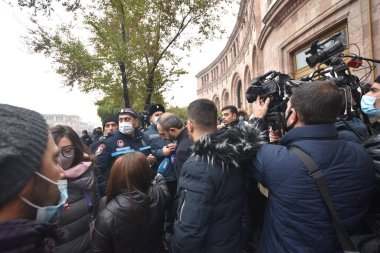 Türk azerbaijani teröristlerinin 10 Aralık 2020 'de Artsakh Cumhuriyeti' nin barışçıl sakinlerine karşı yürüttüğü saldırının ardından Erivan 'da hükümet ve pashinan karşıtı protestolar düzenlendi.