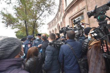 Türk azerbaijani teröristlerinin 10 Aralık 2020 'de Artsakh Cumhuriyeti' nin barışçıl sakinlerine karşı yürüttüğü saldırının ardından Erivan 'da hükümet ve pashinan karşıtı protestolar düzenlendi.