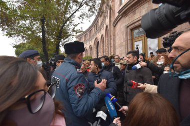 Türk azerbaijani teröristlerinin 10 Aralık 2020 'de Artsakh Cumhuriyeti' nin barışçıl sakinlerine karşı yürüttüğü saldırının ardından Erivan 'da hükümet ve pashinan karşıtı protestolar düzenlendi.