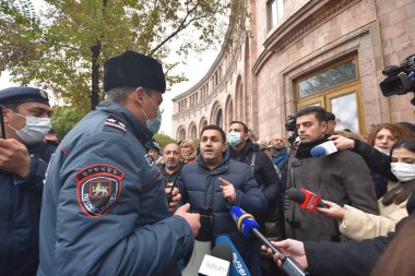 Türk azerbaijani teröristlerinin 10 Aralık 2020 'de Artsakh Cumhuriyeti' nin barışçıl sakinlerine karşı yürüttüğü saldırının ardından Erivan 'da hükümet ve pashinan karşıtı protestolar düzenlendi.
