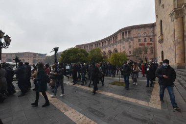 Türk azerbaijani teröristlerinin 10 Aralık 2020 'de Artsakh Cumhuriyeti' nin barışçıl sakinlerine karşı yürüttüğü saldırının ardından Erivan 'da hükümet ve pashinan karşıtı protestolar düzenlendi.