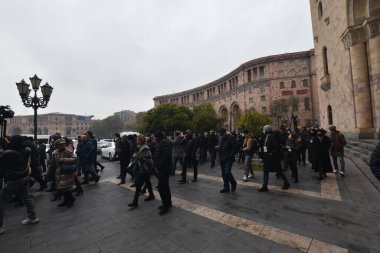 Türk azerbaijani teröristlerinin 10 Aralık 2020 'de Artsakh Cumhuriyeti' nin barışçıl sakinlerine karşı yürüttüğü saldırının ardından Erivan 'da hükümet ve pashinan karşıtı protestolar düzenlendi.