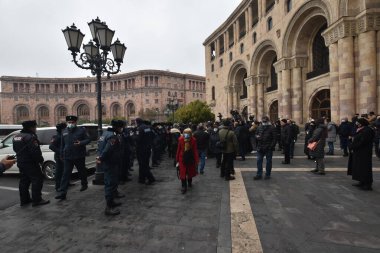 Türk azerbaijani teröristlerinin 10 Aralık 2020 'de Artsakh Cumhuriyeti' nin barışçıl sakinlerine karşı yürüttüğü saldırının ardından Erivan 'da hükümet ve pashinan karşıtı protestolar düzenlendi.