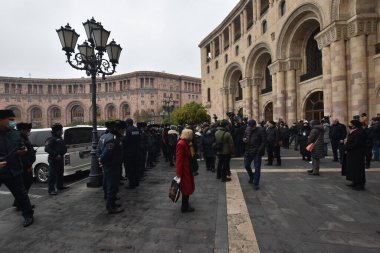 Türk azerbaijani teröristlerinin 10 Aralık 2020 'de Artsakh Cumhuriyeti' nin barışçıl sakinlerine karşı yürüttüğü saldırının ardından Erivan 'da hükümet ve pashinan karşıtı protestolar düzenlendi.