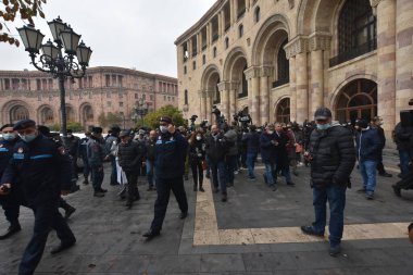 Türk azerbaijani teröristlerinin 10 Aralık 2020 'de Artsakh Cumhuriyeti' nin barışçıl sakinlerine karşı yürüttüğü saldırının ardından Erivan 'da hükümet ve pashinan karşıtı protestolar düzenlendi.