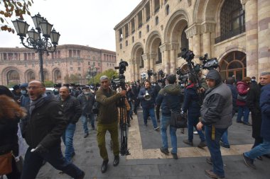 Türk azerbaijani teröristlerinin 10 Aralık 2020 'de Artsakh Cumhuriyeti' nin barışçıl sakinlerine karşı yürüttüğü saldırının ardından Erivan 'da hükümet ve pashinan karşıtı protestolar düzenlendi.