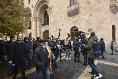 Türk azerbaijani teröristlerinin 10 Aralık 2020 'de Artsakh Cumhuriyeti' nin barışçıl sakinlerine karşı yürüttüğü saldırının ardından Erivan 'da hükümet ve pashinan karşıtı protestolar düzenlendi.