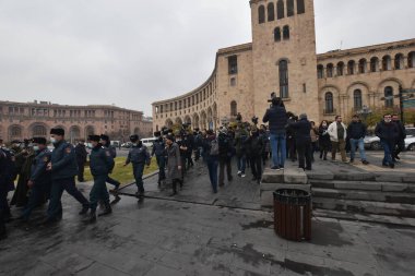 Türk azerbaijani teröristlerinin 10 Aralık 2020 'de Artsakh Cumhuriyeti' nin barışçıl sakinlerine karşı yürüttüğü saldırının ardından Erivan 'da hükümet ve pashinan karşıtı protestolar düzenlendi.