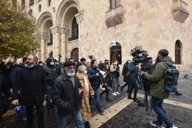 Türk azerbaijani teröristlerinin 10 Aralık 2020 'de Artsakh Cumhuriyeti' nin barışçıl sakinlerine karşı yürüttüğü saldırının ardından Erivan 'da hükümet ve pashinan karşıtı protestolar düzenlendi.