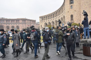 Türk azerbaijani teröristlerinin 10 Aralık 2020 'de Artsakh Cumhuriyeti' nin barışçıl sakinlerine karşı yürüttüğü saldırının ardından Erivan 'da hükümet ve pashinan karşıtı protestolar düzenlendi.
