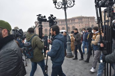 Türk azerbaijani teröristlerinin 10 Aralık 2020 'de Artsakh Cumhuriyeti' nin barışçıl sakinlerine karşı yürüttüğü saldırının ardından Erivan 'da hükümet ve pashinan karşıtı protestolar düzenlendi.