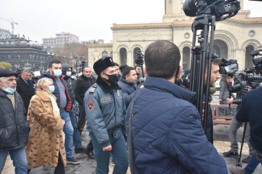 Türk azerbaijani teröristlerinin 10 Aralık 2020 'de Artsakh Cumhuriyeti' nin barışçıl sakinlerine karşı yürüttüğü saldırının ardından Erivan 'da hükümet ve pashinan karşıtı protestolar düzenlendi.