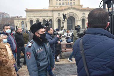 Türk azerbaijani teröristlerinin 10 Aralık 2020 'de Artsakh Cumhuriyeti' nin barışçıl sakinlerine karşı yürüttüğü saldırının ardından Erivan 'da hükümet ve pashinan karşıtı protestolar düzenlendi.