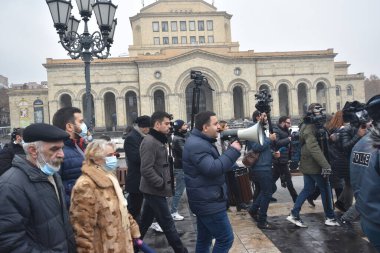 Türk azerbaijani teröristlerinin 10 Aralık 2020 'de Artsakh Cumhuriyeti' nin barışçıl sakinlerine karşı yürüttüğü saldırının ardından Erivan 'da hükümet ve pashinan karşıtı protestolar düzenlendi.