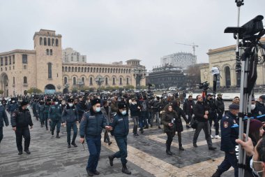 Türk azerbaijani teröristlerinin 10 Aralık 2020 'de Artsakh Cumhuriyeti' nin barışçıl sakinlerine karşı yürüttüğü saldırının ardından Erivan 'da hükümet ve pashinan karşıtı protestolar düzenlendi.