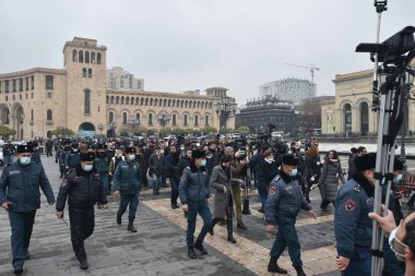 Türk azerbaijani teröristlerinin 10 Aralık 2020 'de Artsakh Cumhuriyeti' nin barışçıl sakinlerine karşı yürüttüğü saldırının ardından Erivan 'da hükümet ve pashinan karşıtı protestolar düzenlendi.
