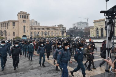 Türk azerbaijani teröristlerinin 10 Aralık 2020 'de Artsakh Cumhuriyeti' nin barışçıl sakinlerine karşı yürüttüğü saldırının ardından Erivan 'da hükümet ve pashinan karşıtı protestolar düzenlendi.