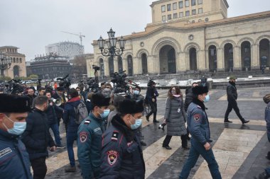 Türk azerbaijani teröristlerinin 10 Aralık 2020 'de Artsakh Cumhuriyeti' nin barışçıl sakinlerine karşı yürüttüğü saldırının ardından Erivan 'da hükümet ve pashinan karşıtı protestolar düzenlendi.
