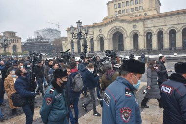 Türk azerbaijani teröristlerinin 10 Aralık 2020 'de Artsakh Cumhuriyeti' nin barışçıl sakinlerine karşı yürüttüğü saldırının ardından Erivan 'da hükümet ve pashinan karşıtı protestolar düzenlendi.