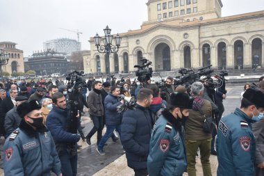Türk azerbaijani teröristlerinin 10 Aralık 2020 'de Artsakh Cumhuriyeti' nin barışçıl sakinlerine karşı yürüttüğü saldırının ardından Erivan 'da hükümet ve pashinan karşıtı protestolar düzenlendi.