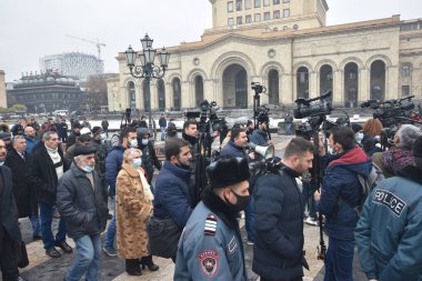 Türk azerbaijani teröristlerinin 10 Aralık 2020 'de Artsakh Cumhuriyeti' nin barışçıl sakinlerine karşı yürüttüğü saldırının ardından Erivan 'da hükümet ve pashinan karşıtı protestolar düzenlendi.