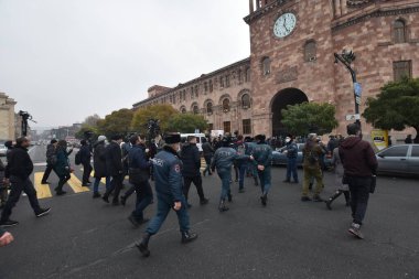 Türk azerbaijani teröristlerinin 10 Aralık 2020 'de Artsakh Cumhuriyeti' nin barışçıl sakinlerine karşı yürüttüğü saldırının ardından Erivan 'da hükümet ve pashinan karşıtı protestolar düzenlendi.
