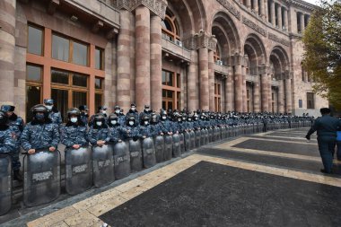 Türk azerbaijani teröristlerinin 10 Aralık 2020 'de Artsakh Cumhuriyeti' nin barışçıl sakinlerine karşı yürüttüğü saldırının ardından Erivan 'da hükümet ve pashinan karşıtı protestolar düzenlendi.