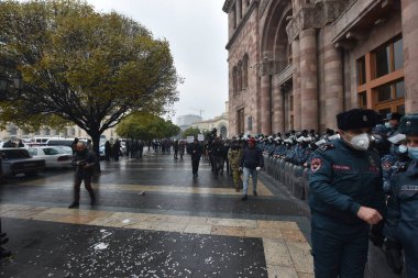 Türk azerbaijani teröristlerinin 10 Aralık 2020 'de Artsakh Cumhuriyeti' nin barışçıl sakinlerine karşı yürüttüğü saldırının ardından Erivan 'da hükümet ve pashinan karşıtı protestolar düzenlendi.