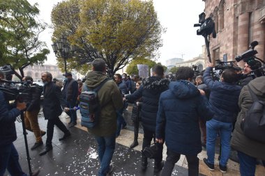 Türk azerbaijani teröristlerinin 10 Aralık 2020 'de Artsakh Cumhuriyeti' nin barışçıl sakinlerine karşı yürüttüğü saldırının ardından Erivan 'da hükümet ve pashinan karşıtı protestolar düzenlendi.