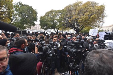 Türk azerbaijani teröristlerinin 10 Aralık 2020 'de Artsakh Cumhuriyeti' nin barışçıl sakinlerine karşı yürüttüğü saldırının ardından Erivan 'da hükümet ve pashinan karşıtı protestolar düzenlendi.