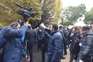 Türk azerbaijani teröristlerinin 10 Aralık 2020 'de Artsakh Cumhuriyeti' nin barışçıl sakinlerine karşı yürüttüğü saldırının ardından Erivan 'da hükümet ve pashinan karşıtı protestolar düzenlendi.