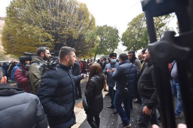 Türk azerbaijani teröristlerinin 10 Aralık 2020 'de Artsakh Cumhuriyeti' nin barışçıl sakinlerine karşı yürüttüğü saldırının ardından Erivan 'da hükümet ve pashinan karşıtı protestolar düzenlendi.