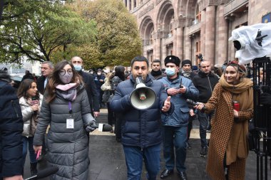 Türk azerbaijani teröristlerinin 10 Aralık 2020 'de Artsakh Cumhuriyeti' nin barışçıl sakinlerine karşı yürüttüğü saldırının ardından Erivan 'da hükümet ve pashinan karşıtı protestolar düzenlendi.