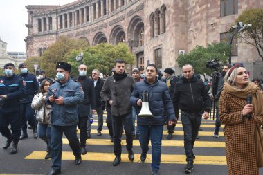 Türk azerbaijani teröristlerinin 10 Aralık 2020 'de Artsakh Cumhuriyeti' nin barışçıl sakinlerine karşı yürüttüğü saldırının ardından Erivan 'da hükümet ve pashinan karşıtı protestolar düzenlendi.