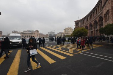 Türk azerbaijani teröristlerinin 10 Aralık 2020 'de Artsakh Cumhuriyeti' nin barışçıl sakinlerine karşı yürüttüğü saldırının ardından Erivan 'da hükümet ve pashinan karşıtı protestolar düzenlendi.