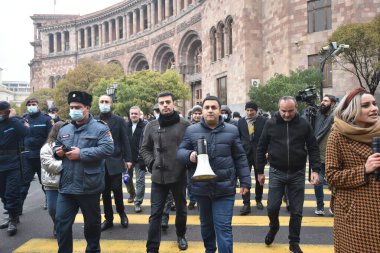 Türk azerbaijani teröristlerinin 10 Aralık 2020 'de Artsakh Cumhuriyeti' nin barışçıl sakinlerine karşı yürüttüğü saldırının ardından Erivan 'da hükümet ve pashinan karşıtı protestolar düzenlendi.