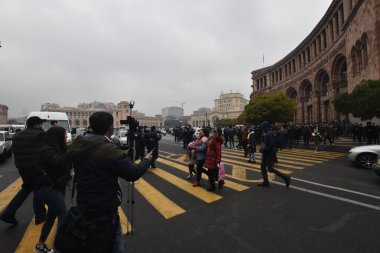 Türk azerbaijani teröristlerinin 10 Aralık 2020 'de Artsakh Cumhuriyeti' nin barışçıl sakinlerine karşı yürüttüğü saldırının ardından Erivan 'da hükümet ve pashinan karşıtı protestolar düzenlendi.