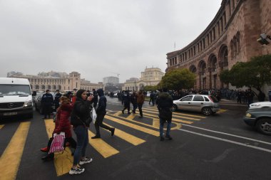 Türk azerbaijani teröristlerinin 10 Aralık 2020 'de Artsakh Cumhuriyeti' nin barışçıl sakinlerine karşı yürüttüğü saldırının ardından Erivan 'da hükümet ve pashinan karşıtı protestolar düzenlendi.