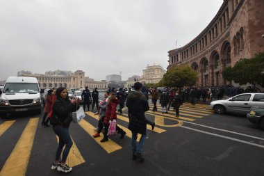 Türk azerbaijani teröristlerinin 10 Aralık 2020 'de Artsakh Cumhuriyeti' nin barışçıl sakinlerine karşı yürüttüğü saldırının ardından Erivan 'da hükümet ve pashinan karşıtı protestolar düzenlendi.