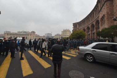 Türk azerbaijani teröristlerinin 10 Aralık 2020 'de Artsakh Cumhuriyeti' nin barışçıl sakinlerine karşı yürüttüğü saldırının ardından Erivan 'da hükümet ve pashinan karşıtı protestolar düzenlendi.