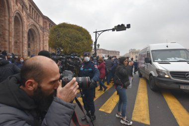 Türk azerbaijani teröristlerinin 10 Aralık 2020 'de Artsakh Cumhuriyeti' nin barışçıl sakinlerine karşı yürüttüğü saldırının ardından Erivan 'da hükümet ve pashinan karşıtı protestolar düzenlendi.