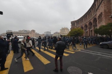 Türk azerbaijani teröristlerinin 10 Aralık 2020 'de Artsakh Cumhuriyeti' nin barışçıl sakinlerine karşı yürüttüğü saldırının ardından Erivan 'da hükümet ve pashinan karşıtı protestolar düzenlendi.